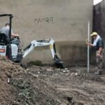 Terrassement d’une cour arrière d’un immeuble