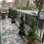 Réalisation d’un muret avec clôture, pose de marche-blocs et pavage d’une entrée d’immeuble